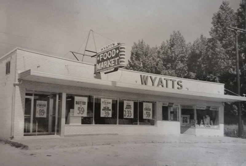 Alwards Market (Wyatts Market) - Vintage Postcard As Wyatts (newer photo)